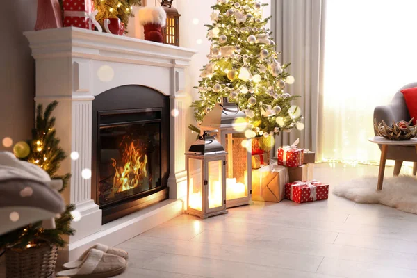 暖炉と美しいクリスマスの装飾とスタイリッシュな部屋のインテリア — ストック写真