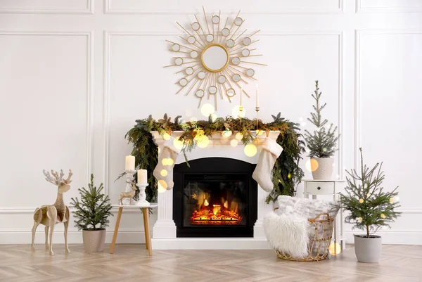 Stijlvol Interieur Met Open Haard Prachtig Kerstdecor — Stockfoto