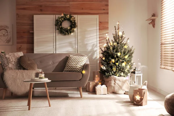 Stilvolles Wohnzimmer Mit Weihnachtsdekoration Festliches Interieur — Stockfoto