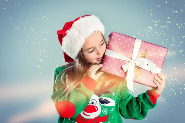 Lindo Niño Sombrero Santa Con Regalo Navidad Fondo Color — Foto de Stock