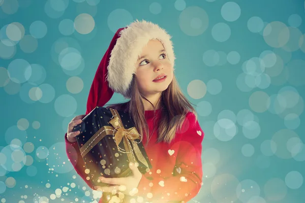 Lindo Niño Sombrero Santa Con Regalo Navidad Sobre Fondo Azul — Foto de Stock