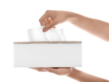 Beyaz arkaplandan kağıt mendil alan kadın, yakın plan.