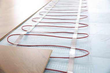 Modern zemin altı ısıtma sisteminin yerleştirilmesi kapalı alanda, yakın planda