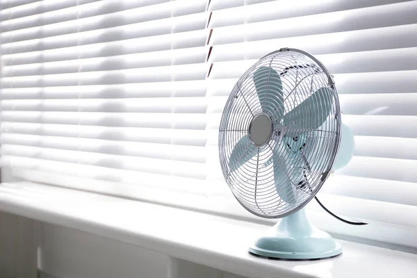 Ventilador Elétrico Moderno Soleira Janela Dentro Casa Espaço Para Texto — Fotografia de Stock