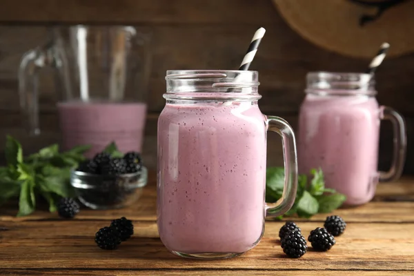 Sabroso Batido Leche Con Moras Mesa Madera —  Fotos de Stock