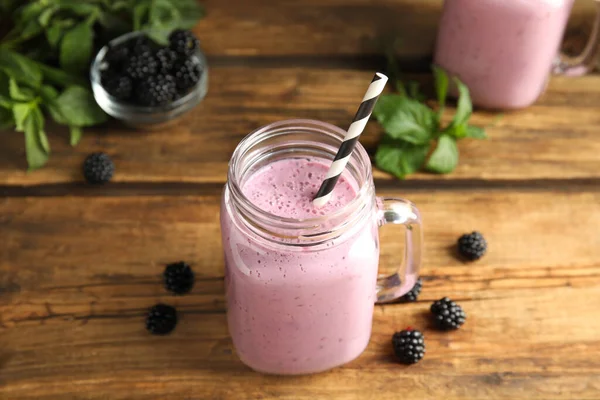 Sabroso Batido Leche Fresca Con Moras Mesa Madera —  Fotos de Stock