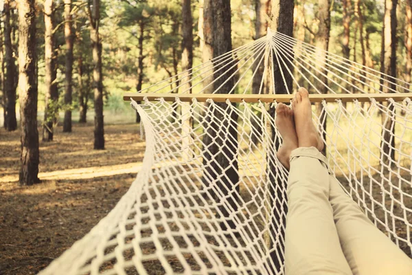 Man Vilar Hängmatta Utomhus Sommardagen Närbild — Stockfoto