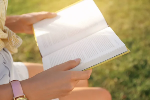 Jeune Femme Lisant Livre Plein Air Jour Ensoleillé Gros Plan — Photo