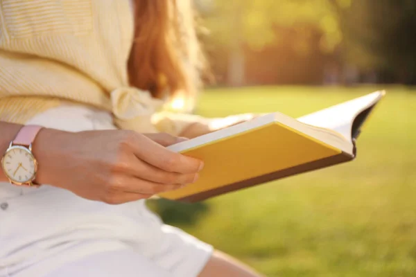 Mujer Joven Leyendo Libro Aire Libre Día Soleado Primer Plano — Foto de Stock