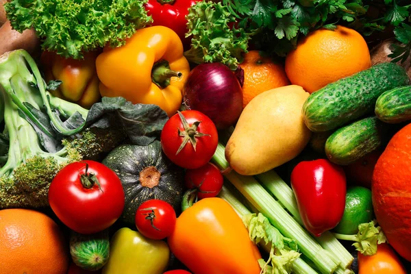 作为背景 特写的新鲜有机水果和蔬菜的分配 — 图库照片
