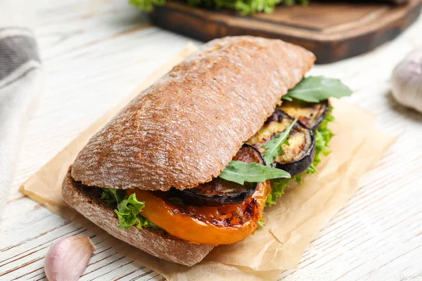 Heerlijke Aubergine Sandwich Witte Houten Tafel — Stockfoto