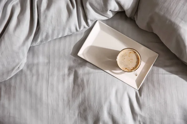 托盘与早晨咖啡软毛毯 顶部视图 案文的篇幅 — 图库照片