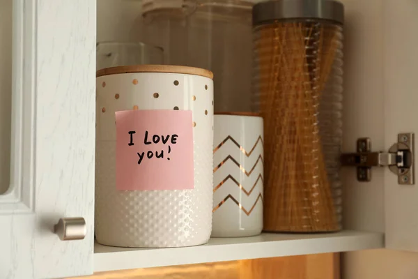 Klebepapier Mit Den Worten Love You Auf Glas Küchenschrank — Stockfoto