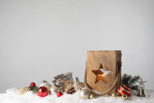 Composição Com Lanterna Natal Madeira Neve Contra Fundo Cinza Claro — Fotografia de Stock