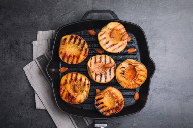 Gri masadaki bademli enfes ızgara şeftaliler.