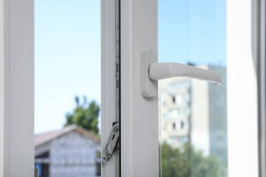 Modern beyaz plastik pencerenin yakın görüntüsü
