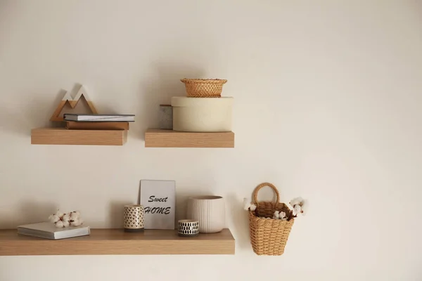 Estantes Madera Con Libros Diferentes Elementos Decorativos Pared Luz Espacio —  Fotos de Stock