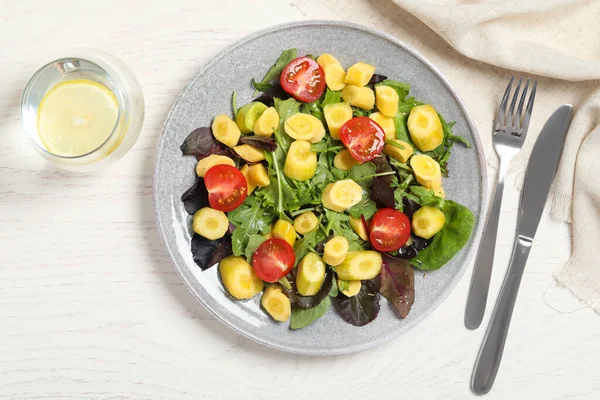 Délicieuse Salade Carottes Fraîches Servie Sur Une Table Bois Blanc — Photo