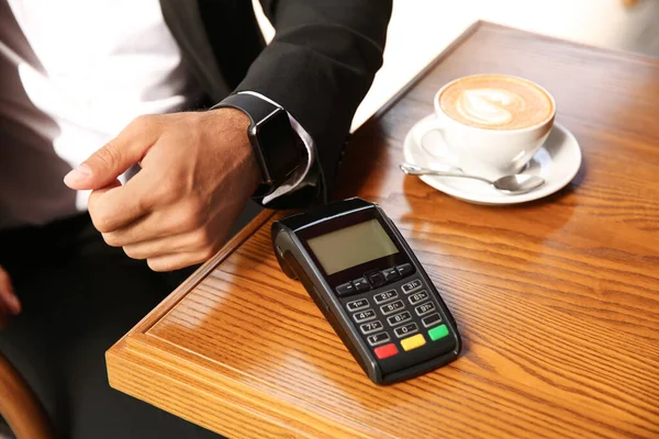 Hombre Haciendo Pago Con Reloj Inteligente Cafetería Primer Plano — Foto de Stock