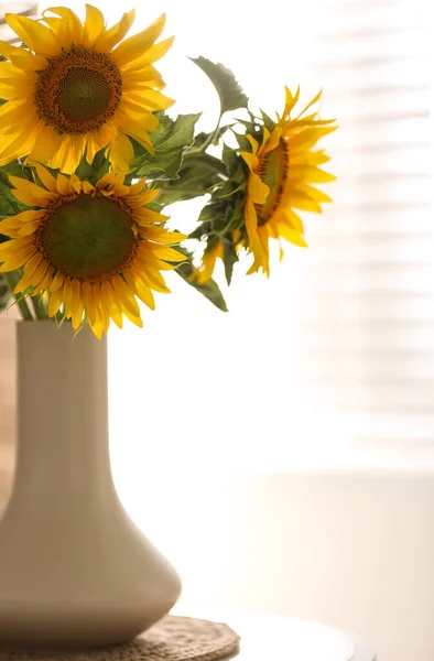 Vase Mit Schönen Gelben Sonnenblumen Auf Dem Tisch Zimmer — Stockfoto