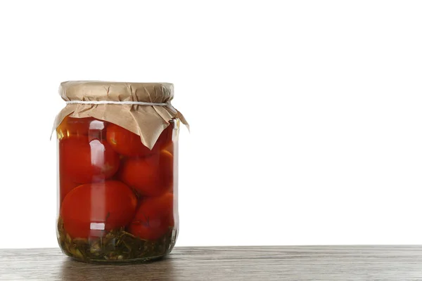玻璃瓶的腌制西红柿放在木制桌子上 背景为白色 案文的篇幅 — 图库照片