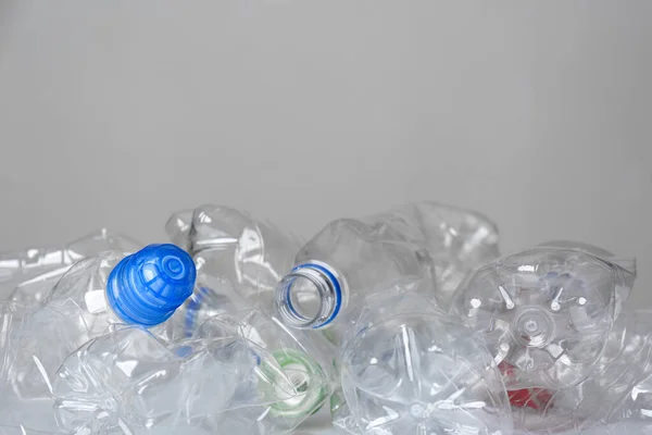 Många Använde Plastflaskor Mot Ljus Bakgrund Utrymme För Text Återvinningskoncept — Stockfoto