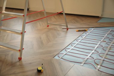İçeriye elektrikli ısıtma sistemi kurulumu