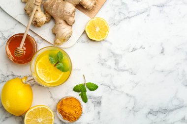 Düz kompozisyon, bağışıklık artırıcı içecekle mermer masanın üzerinde yatıyordu. Metin için boşluk