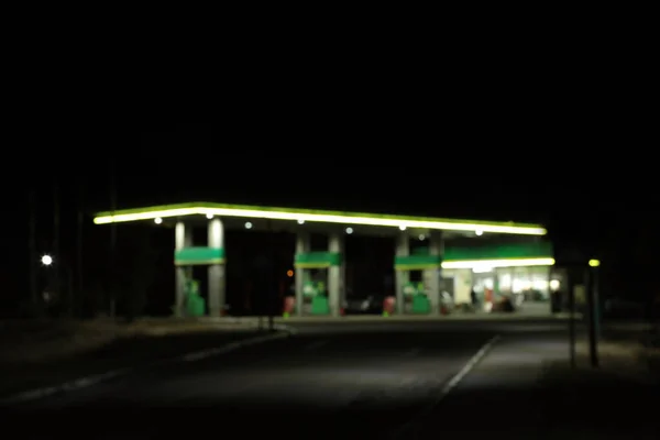 Vista Borrosa Moderna Gasolinera Por Noche Aire Libre — Foto de Stock