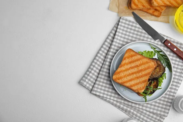 Heerlijke Aubergine Sandwich Geserveerd Witte Tafel Platte Lay Ruimte Voor — Stockfoto