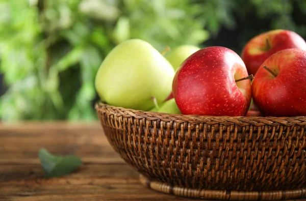 Différentes Pommes Mûres Dans Bol Osier Sur Une Table Bois — Photo