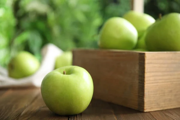 Pomme Verte Mûre Fraîche Sur Table Bois Sur Fond Flou — Photo