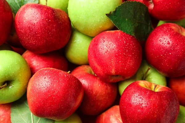 Många Olika Våta Äpplen Med Blad Som Bakgrund Närbild — Stockfoto