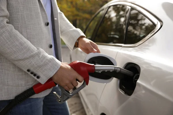 Hombre Repostando Coche Gasolinera Autoservicio Primer Plano — Foto de Stock