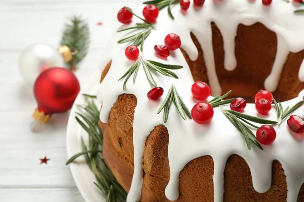 Παραδοσιακό Χριστουγεννιάτικο Κέικ Διακοσμημένο Γλάσο Σπόρους Ροδιού Cranberries Και Δεντρολίβανο — Φωτογραφία Αρχείου