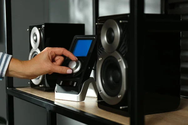 Mujer Usando Control Remoto Para Controlar Altavoces Audio Interiores Primer —  Fotos de Stock