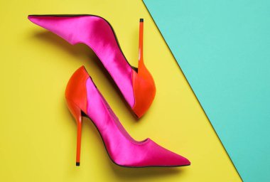 Renkli arka planda bir çift güzel ayakkabı, üst manzara. Metin için boşluk