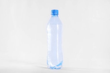 Saf suyla bembeyaz izole edilmiş plastik şişe.