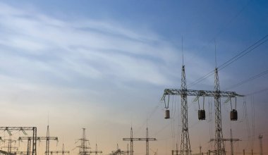 Günbatımında modern elektrik santrali, düşük açı görünümü