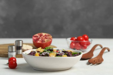 Beyaz masada servis edilen lezzetli taze havuç salatası. Metin için boşluk