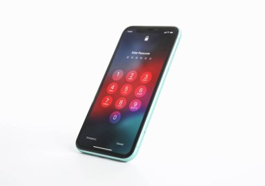 MYKOLAIV, UKRAINE - 9 Temmuz 2020: Beyaz ekranda kilit ekranlı iPhone 11