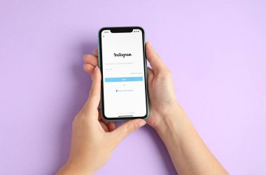 MYKOLAIV, UKRAINE - 10 Temmuz 2020: İphone 11 kullanan kadın, üst görünüm
