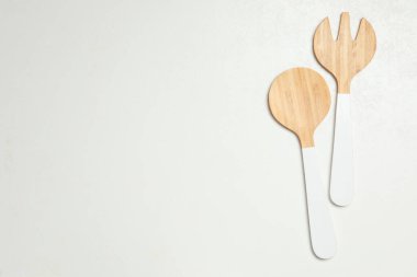 Tahta kaşık ve çatal beyaz arka plan, düz uzanmış yazı için boşluk. Mutfak aletleri