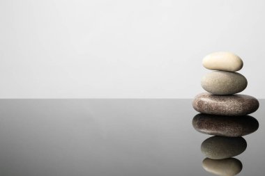 Ayna yüzeyinde bir yığın kaplıca taşı. Metin için boşluk