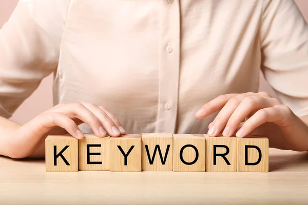 Femme Démontrant Des Cubes Avec Des Mots Clés Table Bois — Photo