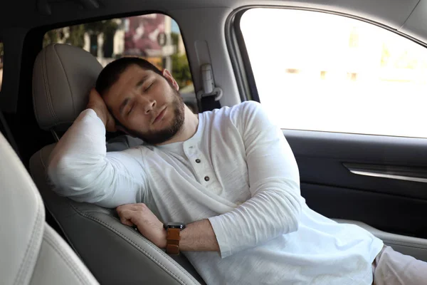Homem Cansado Dormindo Seu Carro Moderno — Fotografia de Stock