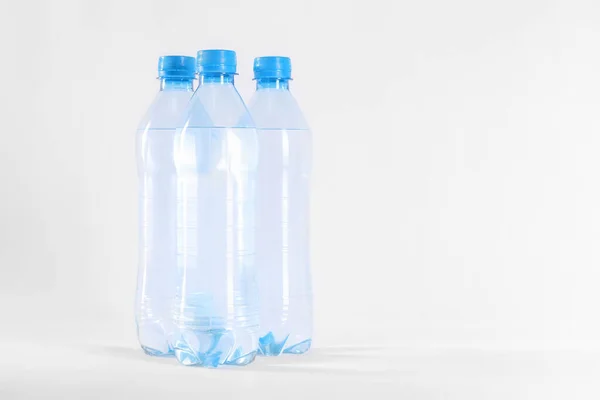 Μπουκαλάκια Πλαστικά Καθαρό Νερό Λευκό Φόντο — Φωτογραφία Αρχείου