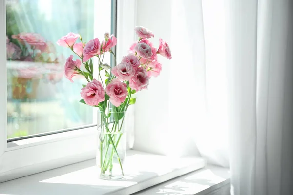 Szklany Wazon Pięknymi Kwiatami Parapecie Pokoju Miejsce Tekst — Zdjęcie stockowe