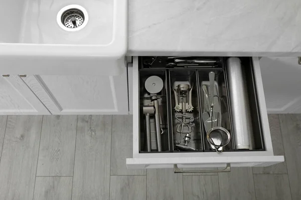 Buka Laci Dengan Peralatan Yang Berbeda Dapur Atas Pandangan Ruang — Stok Foto