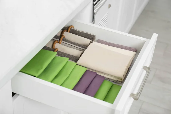 Otwarta Szuflada Różnymi Składanymi Ręcznikami Serwetkami Kuchni — Zdjęcie stockowe